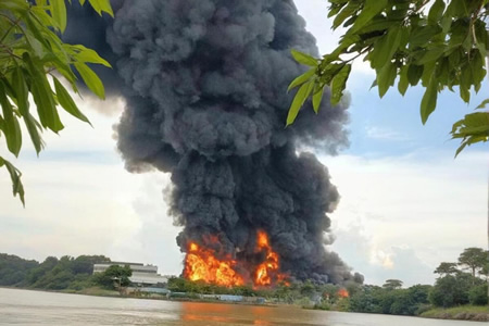 越南北宁省橡胶公司突发大火 易燃物料加剧火势